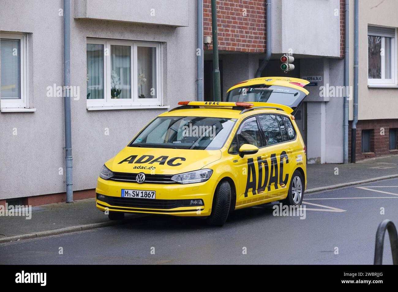 Düsseldorf 12.01.2024 ADAC Automobilclub Transporter Panne Pannenhilfe Autopanne Auto-Panne Schutzbrief Allgemeiner Deutscher Automobil-Club e. V. Strassenwacht Pannenhilfsauto Pannenauto Düsseldorf Nordrhein-Westfalen Deutschland *** Düsseldorf 12 01 2024 ADAC Automobilclub Transporter Panne Pannenhilfe Autopanne Auto Panne Schutzbrief Allgemeiner Deutscher Automobil Club e V Strassenwacht Pannenhilfsauto Pannenauto Düsseldorf Nordrhein-Westfalen Deutschland Stockfoto