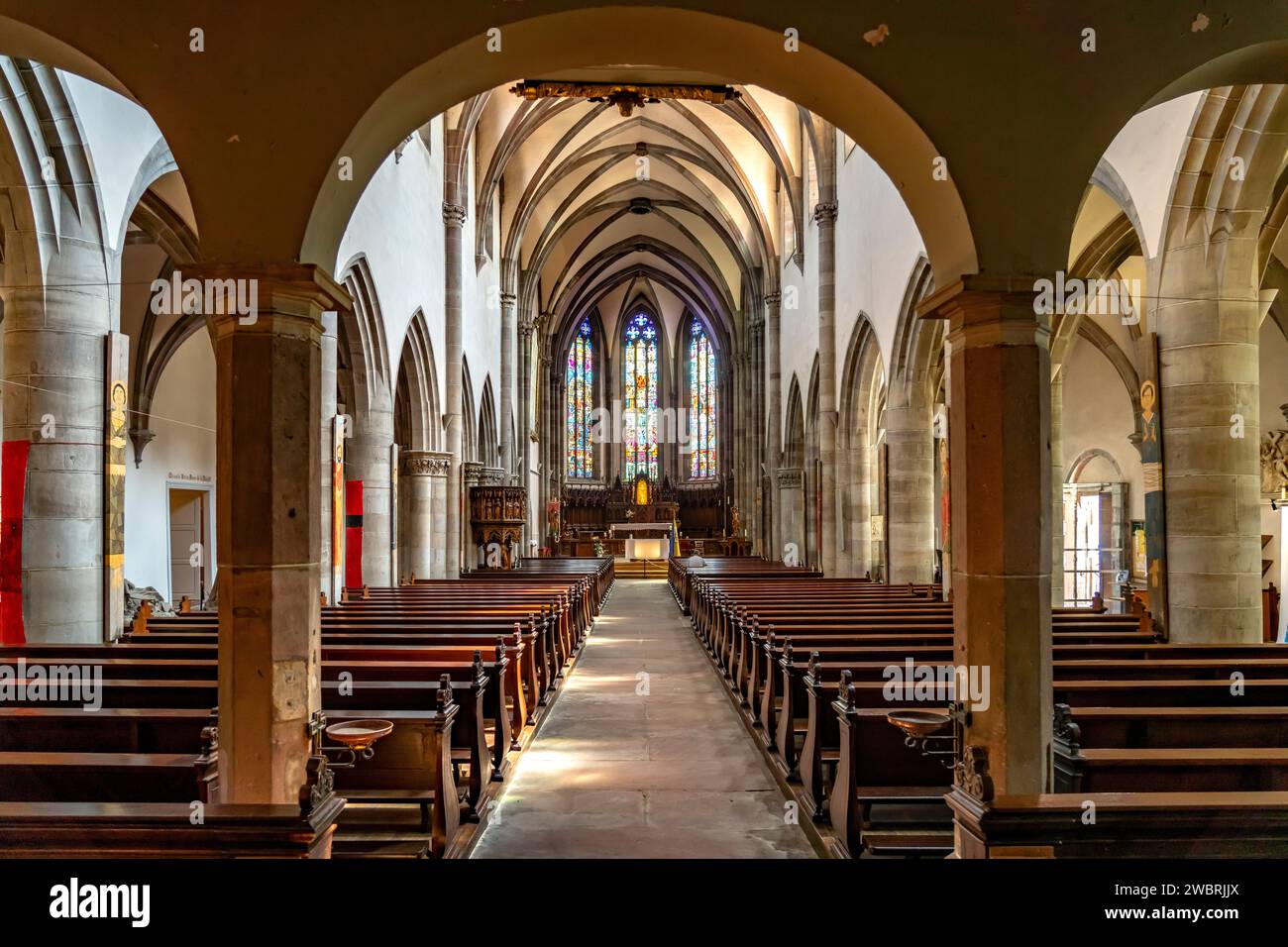 Innenraum der römisch-katholischen Kirche St-Grégoire oder St. Gregor in Ribeauville, Elsass, Frankreich | römisch-katholische St. Gregory Church interi Stockfoto