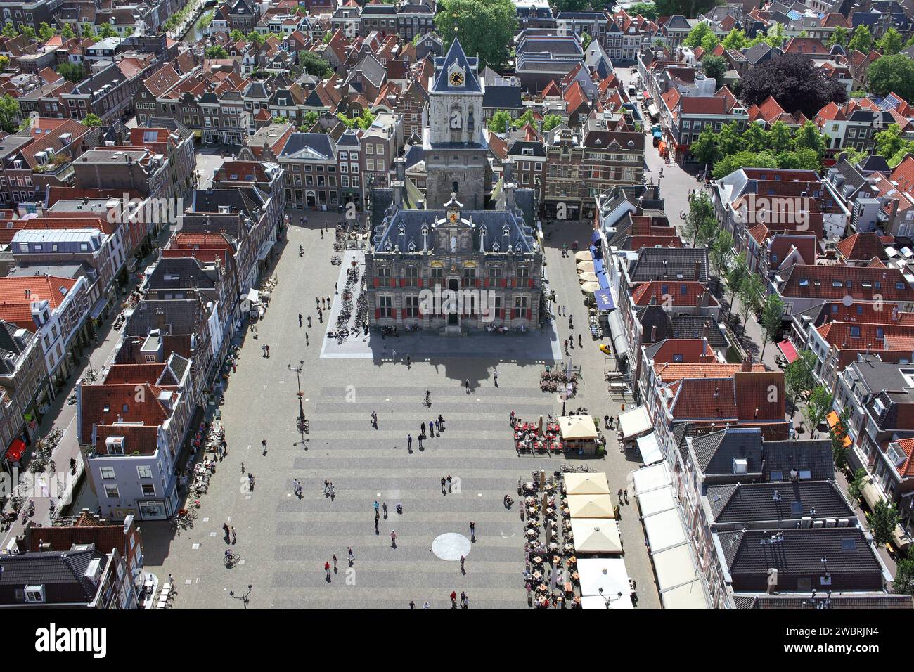 Blick auf den Marktplatz in Delft mit dem Rathaus im Zentrum. Vom Turm der Neuen Kirche aus gesehen. Stockfoto