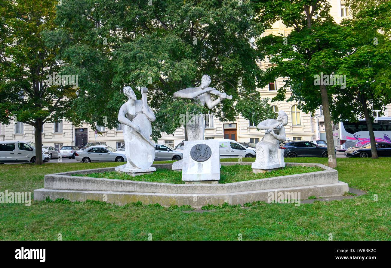Wien, Österreich. Antonio Vivaldi Denkmal Statue im Park Votivpark in der Altstadt von Wien. Skulptur eines berühmten Geigers und Musikkomponisten Stockfoto