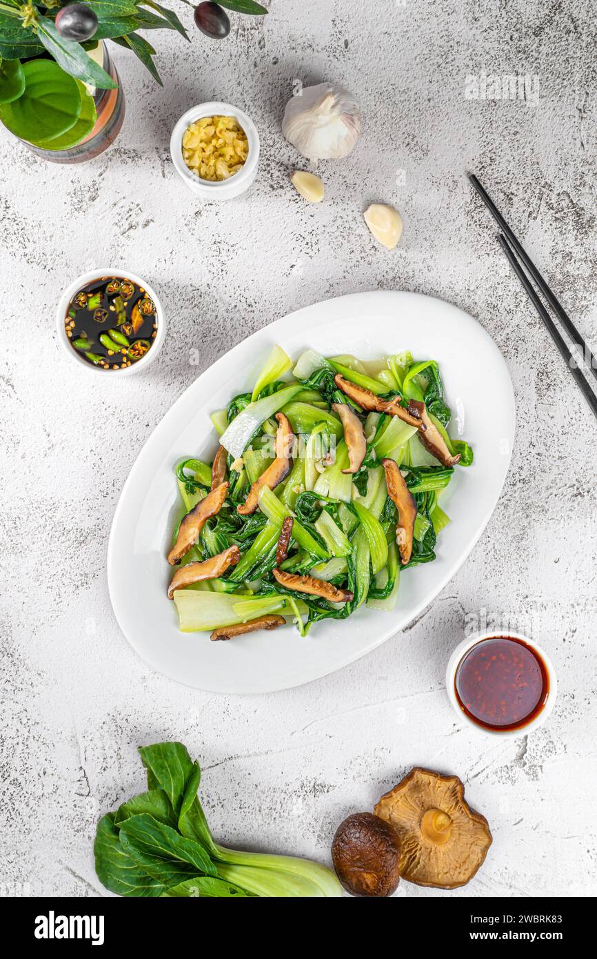 Gebratenes Gemüse mit Pilzen Chinesischer Kohl Kangkong Salat traditionelle chinesische Küche Essen Stockfoto