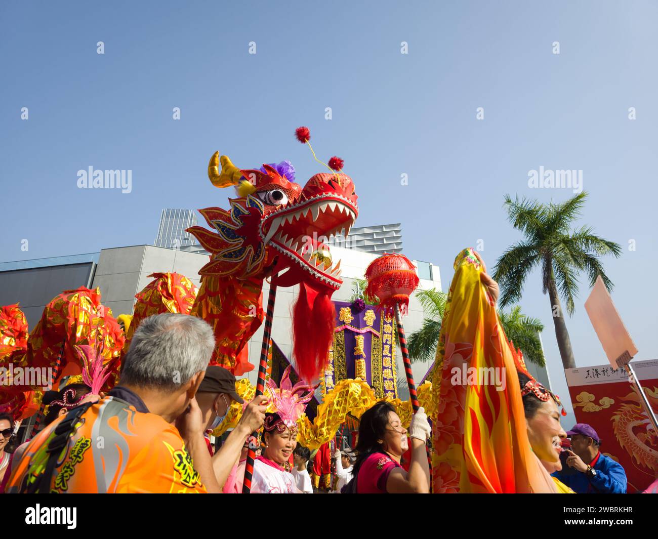 Hongkong, China - 1. Januar 2024: Hong Kong Dragon Lion Dance Extravaganza Festival 2024 in Hongkong. Roter Drache. Stockfoto
