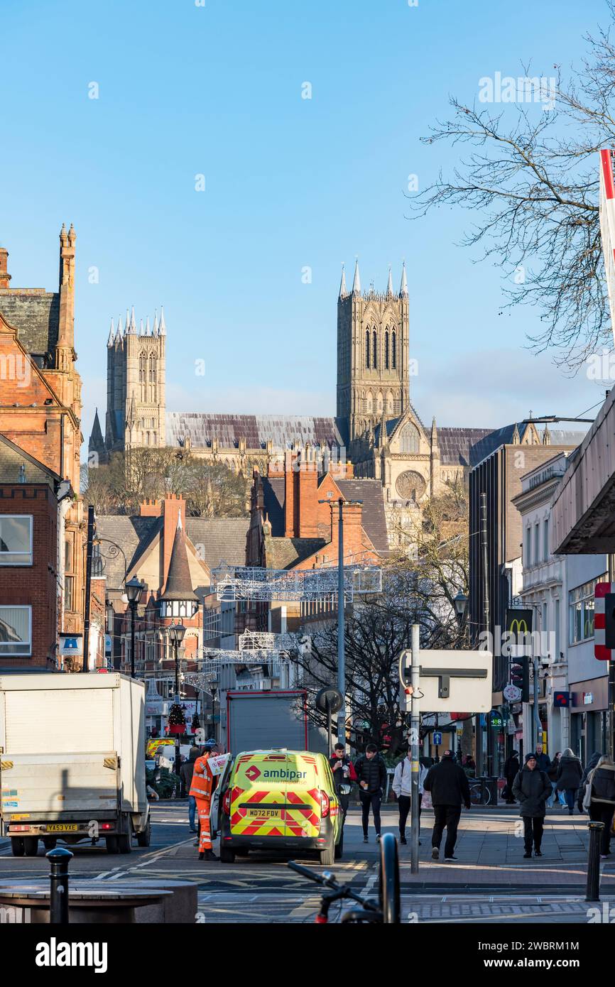 Geschäftige High Street mit Blick auf die Kathedrale, Lincoln City, Lincolnshire, England, Großbritannien Stockfoto