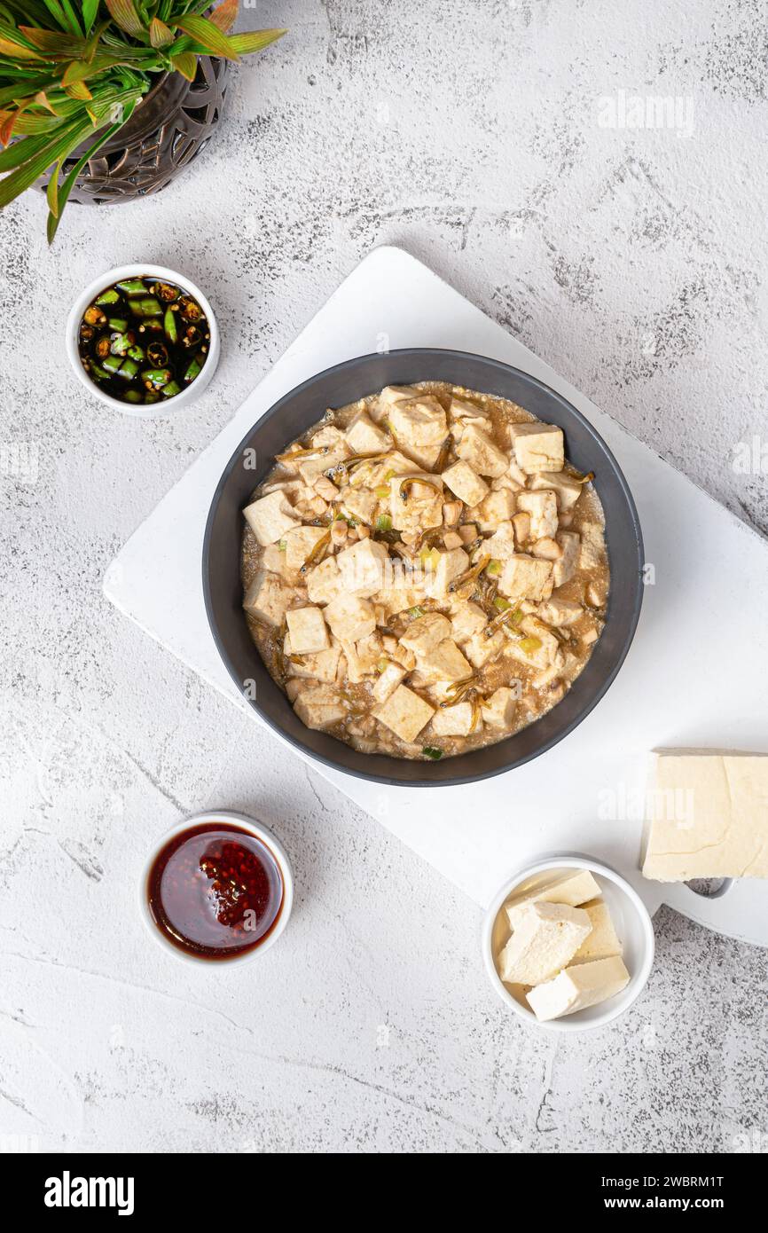 Gesalzener Fisch mit Hühnchen und Bohnen Curd Tofu traditionelles chinesisches Essen Stockfoto