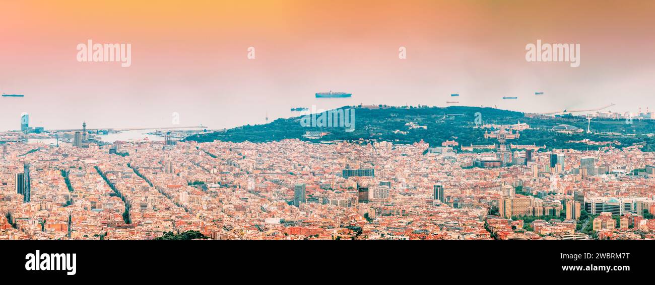 Barcelona, Spanien. Panoramablick Auf Die Stadt Vom Berg Tibidabo. Stockfoto