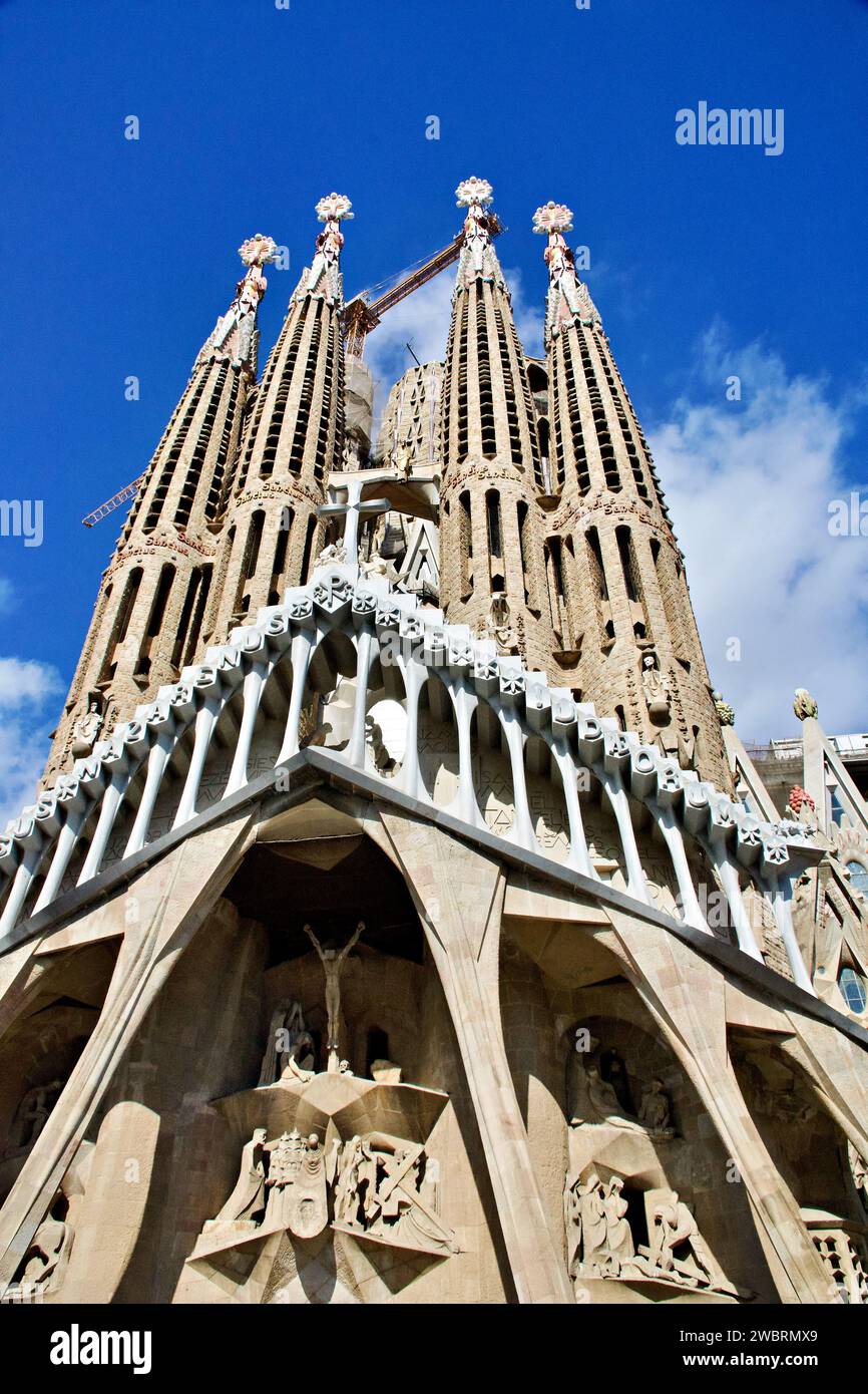 Weitwinkelansicht der Sagrada Familia vor blauem Himmel, Barcelona, Spanien Stockfoto