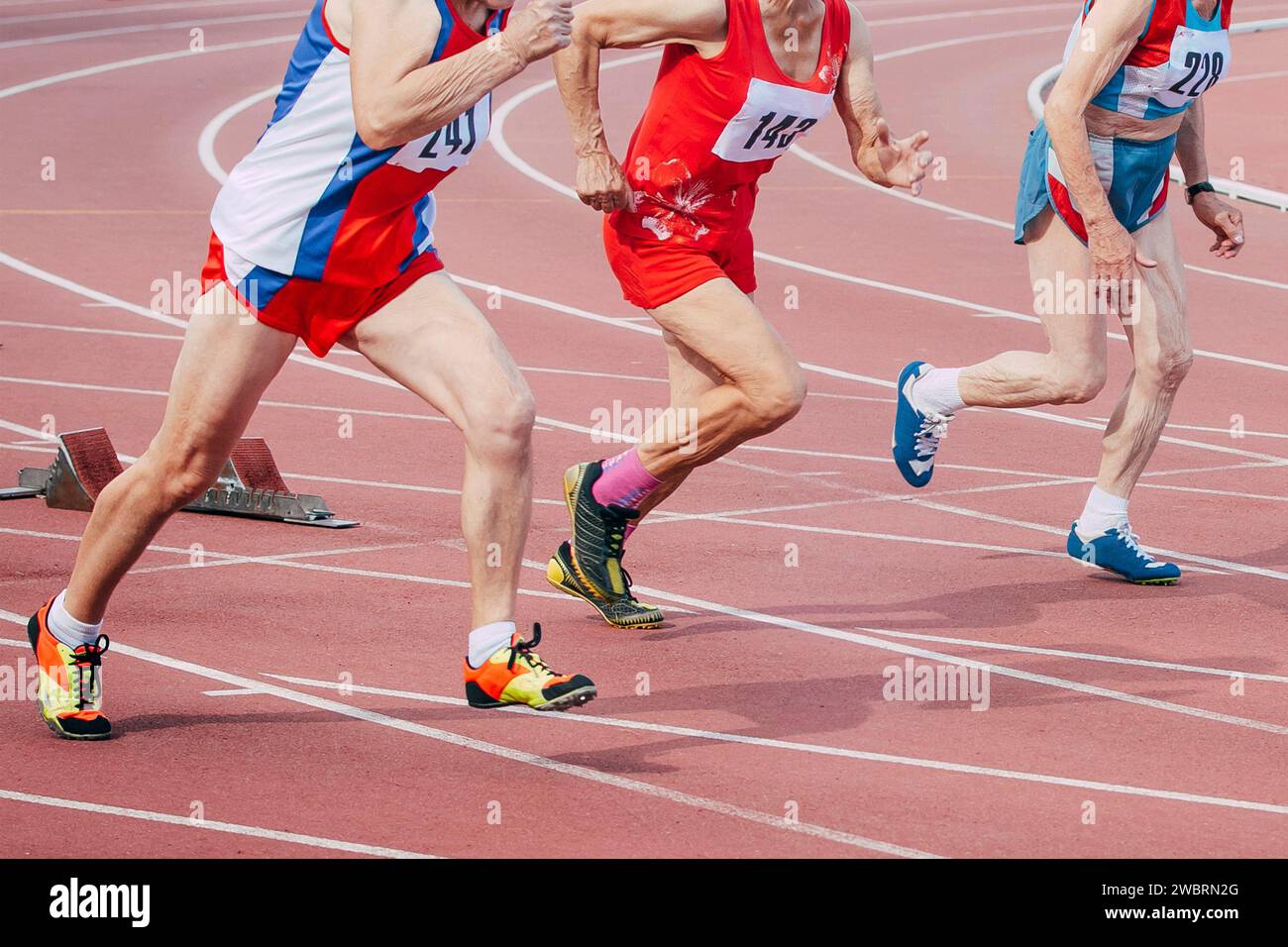 Senioren Läuferinnen starten 100 Meter Rennen in der Meisterathletik Stockfoto