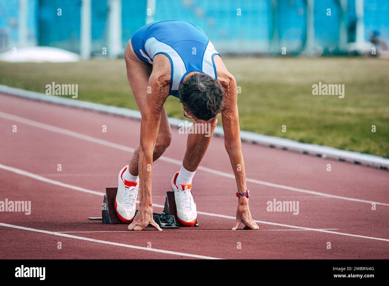 Die Läuferin der Seniorenläuferin startet das 200-Meter-Rennen in der Meisterathletik Stockfoto