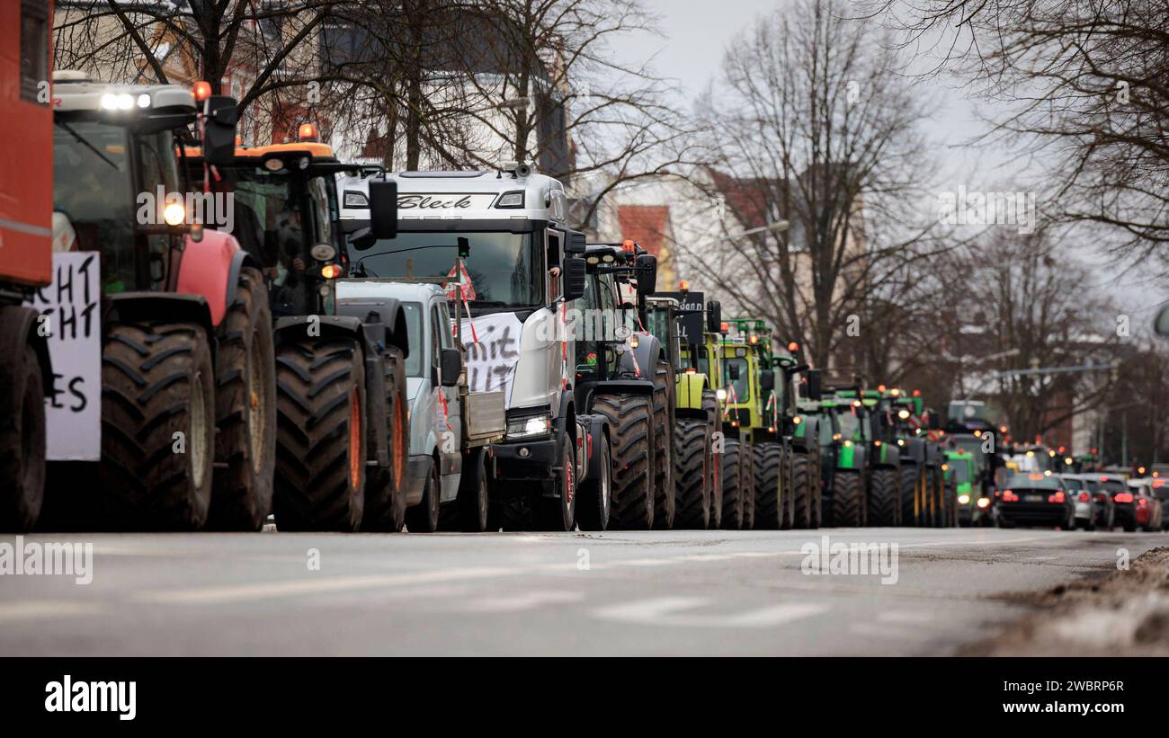 Eine Kolonne steht in der Schwartauer Allee. Bauernproteste in Lübeck, 10.01.24 Lübeck Schleswig-Holstein Deutschland *** Eine Säule steht in der Schwartauer Allee Bauernproteste in Lübeck, 10 01 24 Lübeck Schleswig Holstein Deutschland Copyright: XAgentur54Gradx/xFelixxKoenigx Stockfoto