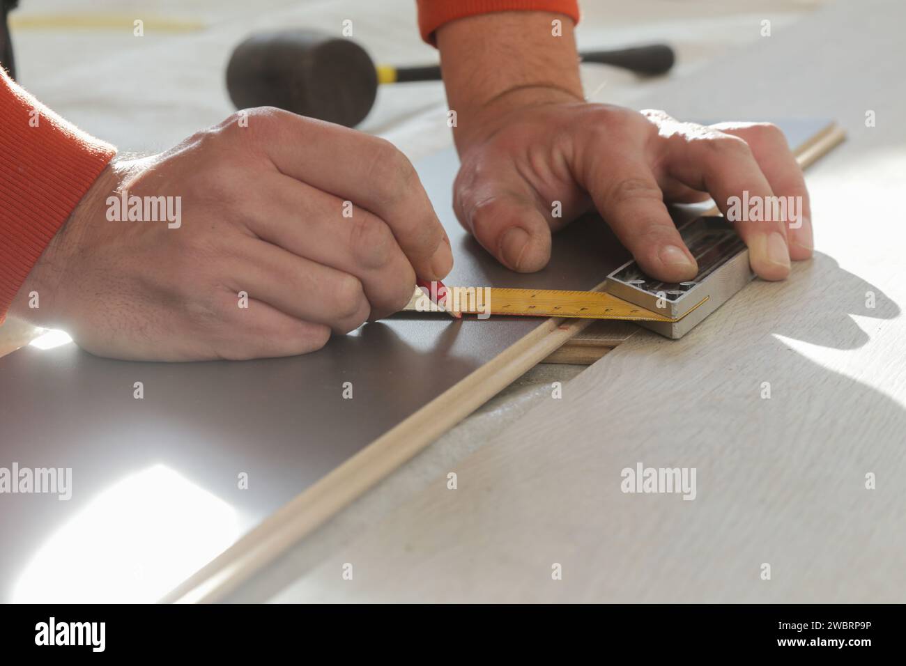 Schrittweise Installation von Laminatböden Stockfoto