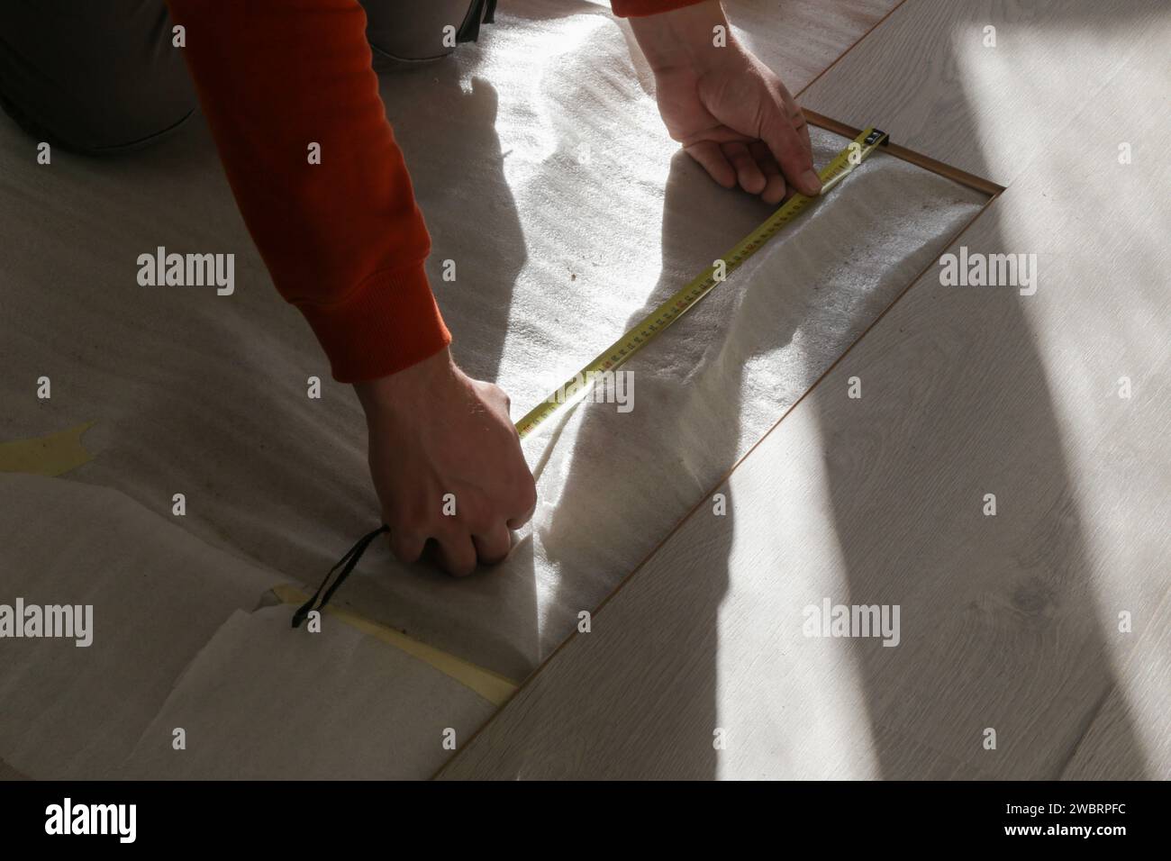 Schrittweise Installation von Laminatböden Stockfoto