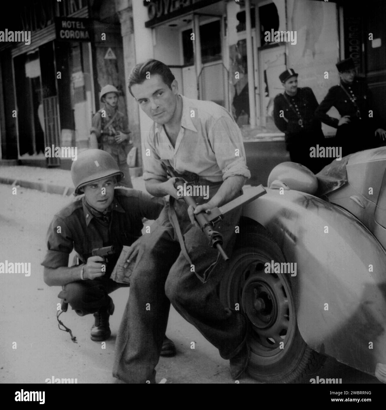 MARSEILLE, FRANKREICH - 21-28. August 1944 - Ein Offizier der US-Armee, Leutnant Edwin E Dowell, und ein Mitglied des französischen Widerstands des FFI halten ein wachsames Auge Stockfoto