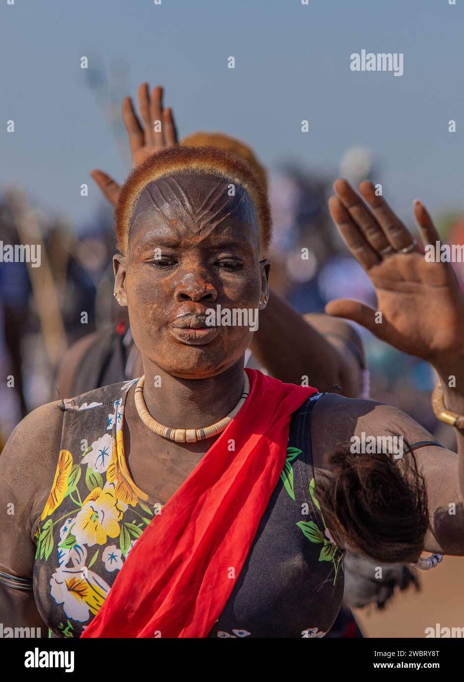 Eine Dinka-Frau, die mit traditionellen Narben geschmückt ist, verströmt Schönheit und kulturellen Stolz während eines fesselnden kulturellen Treffens in Juba, Südsudan. Stockfoto