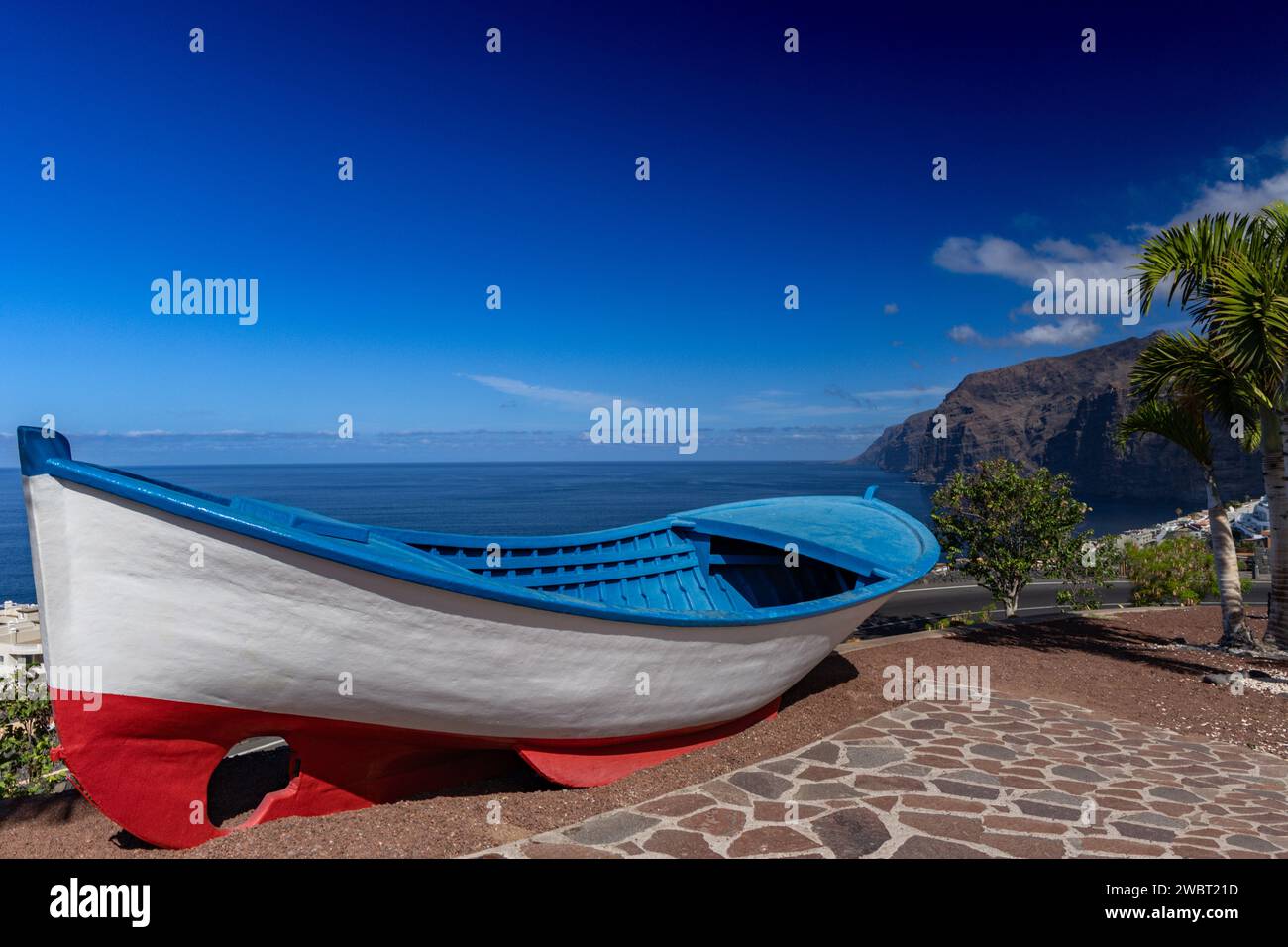 Blick auf das alte Fischerboot auf die Bergklippe Los Gigantes auf Teneriffa Spanien Stockfoto