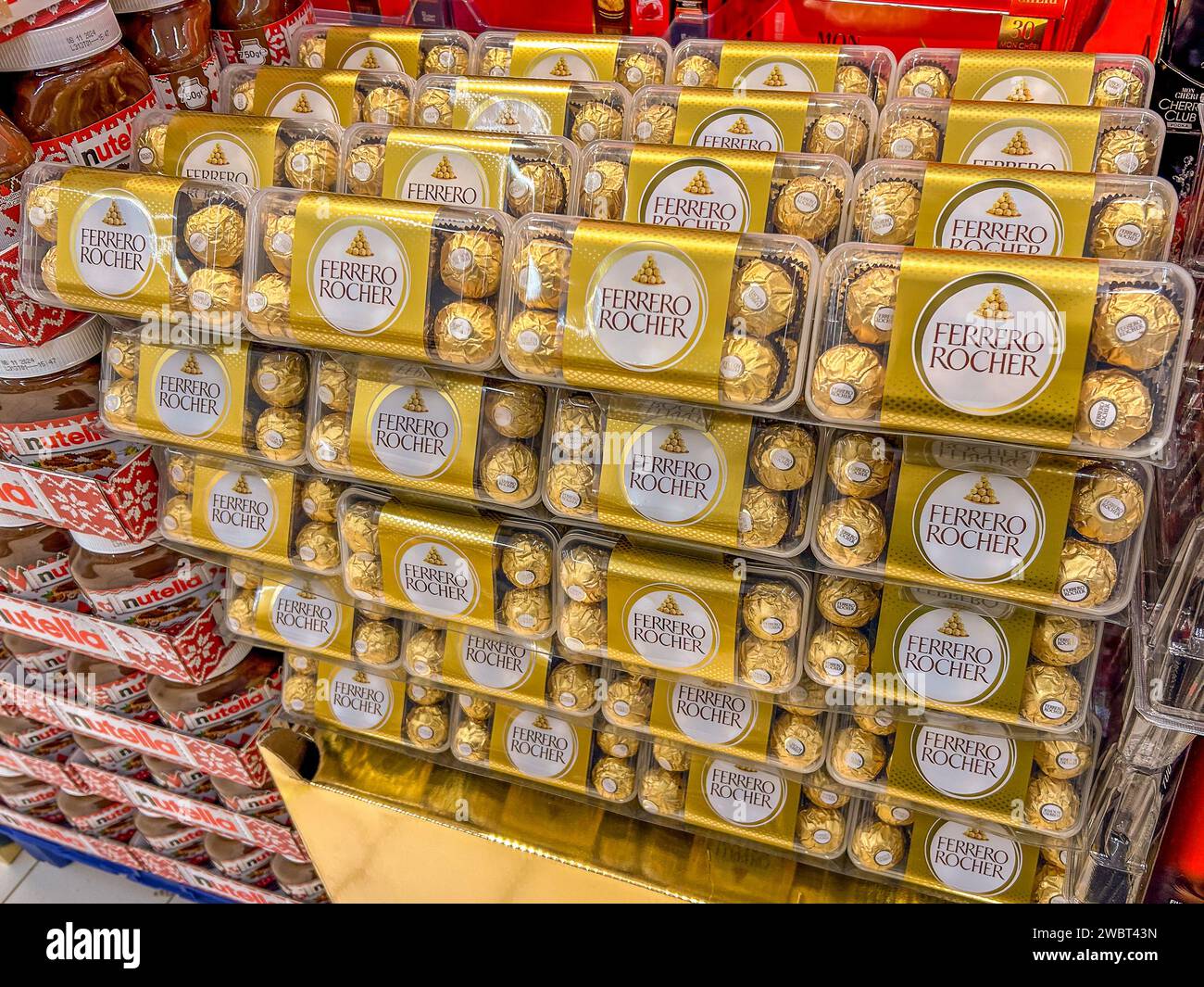 italien - 12. Januar 2024: Ferrero Rocker Pralinen mit Haselnuss und ...