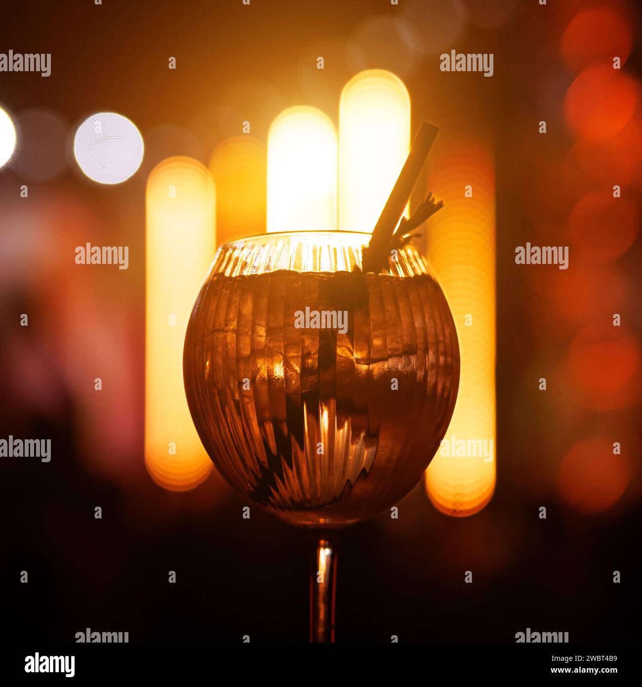 Frischer Cocktail auf einer luxuriösen Event-Party. Die Bar leuchtet herum Stockfoto