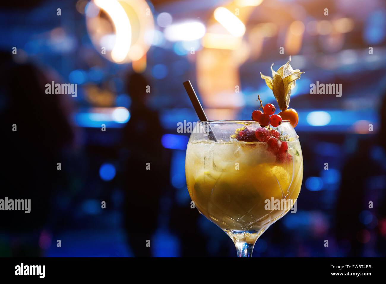 Frischer Cocktail auf einer luxuriösen Event-Party. Die Bar leuchtet herum Stockfoto