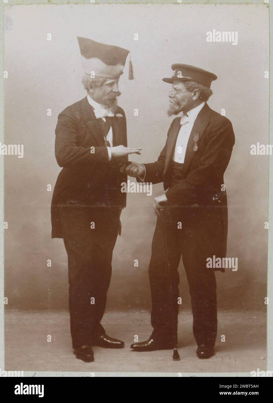Porträt zweier Männer in Partykleidung mit Kopfbedeckung, vermutlich in Frankreich, 1900 Foto Teil des Fotoalbums eines französischen Amateurfotografen mit Aufnahmen von Reisen in Frankreich, Spanien, Belgien, Luxemburg und den Niederlanden, den ersten Autos und Autorennen. Frankreich Papier. Fotografische Unterstützung erwachsener Mann. Kopfschutz: Cap France Stockfoto