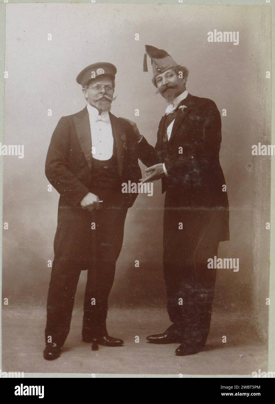 Porträt zweier Männer in Partykleidung mit Kopfbedeckung, vermutlich in Frankreich, 1900 Foto Teil des Fotoalbums eines französischen Amateurfotografen mit Aufnahmen von Reisen in Frankreich, Spanien, Belgien, Luxemburg und den Niederlanden, den ersten Autos und Autorennen. Frankreich Papier. Fotografische Unterstützung erwachsener Mann. Kopfschutz: Cap France Stockfoto
