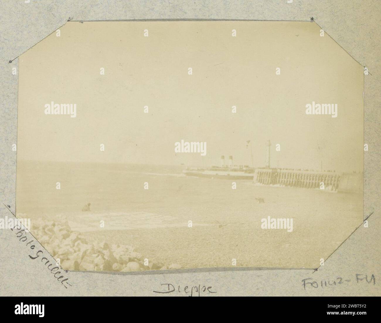 Strand in der Nähe von Dieppe mit einem inneren Schiff im Hintergrund, ca. 1890 - ca. 1900 Fotografie Teil des Albums eines französischen Amateurs mit Fotos von Frankreich, Algerien, Palmyra, der Weltausstellung von 1900 und bekannten Franzosen. Dieppe-Papier. Fotografische Unterstützung Dampfschiff, Motorschiff. Strand Dieppe Stockfoto
