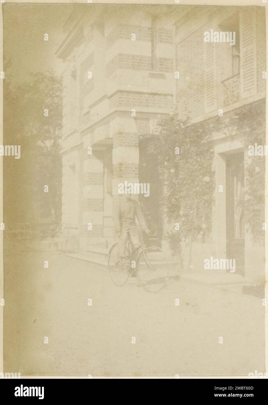 Radfahrer in Uniform für ein Haus in Frankreich, ca. 1900 - ca. 1910 Fotografie Teil des Fotoalbums eines französischen Amateurfotografen mit Aufnahmen einer Familie, der Destillerie Delizy & Doistau Fils, der Armee und Sehenswürdigkeiten in Frankreich. Frankreich Papier. Fotografische Unterstützung Albumendruck Fahren, Radfahren (Freizeit). Fahrrad. Ländliche Wohnungen, z. B. Landhaus, Villa, Ferienhaus Frankreich Stockfoto