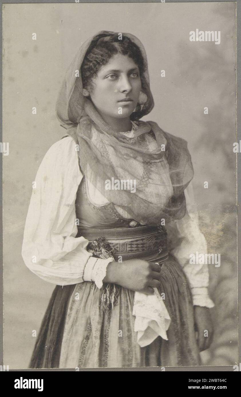 Porträt einer Frau in traditioneller Tracht von Korfu, Anonym, um 1895 - in oder vor 1905 Fotografie Teil von Reisalbum mit Fotos von Sehenswürdigkeiten in Griechenland und Ägypten. Korfoe-Papier. Fotomaterial Gelatine Silberdruck Volkstracht, regionales Kostüm Korfoe Stockfoto