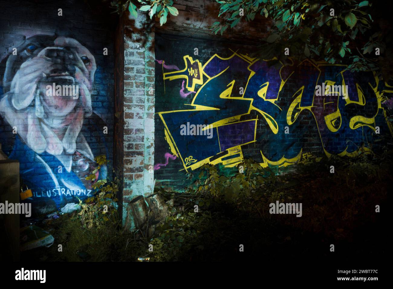 Selbst im Schatten ist urbane Kreativität die richtige Wand Stockfoto