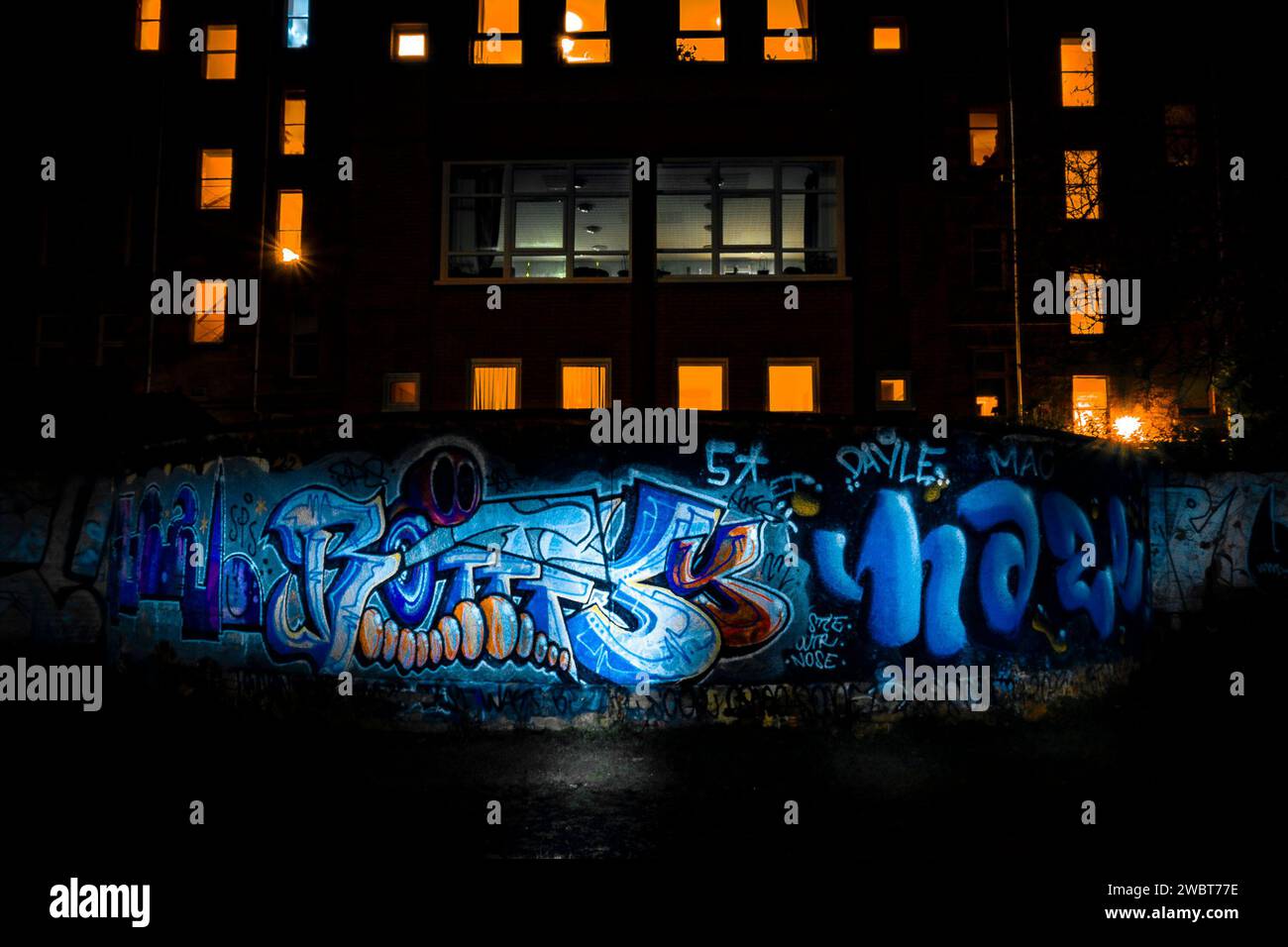 Die Stadt flüstert und die Fenster leuchten, hier sprechen die Wände Stockfoto