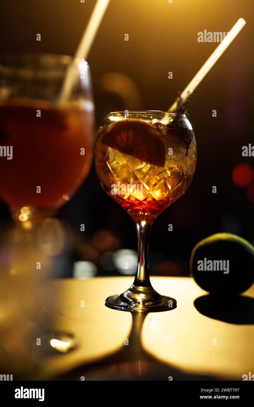 Frischer Cocktail auf einer luxuriösen Event-Party. Die Bar leuchtet herum Stockfoto