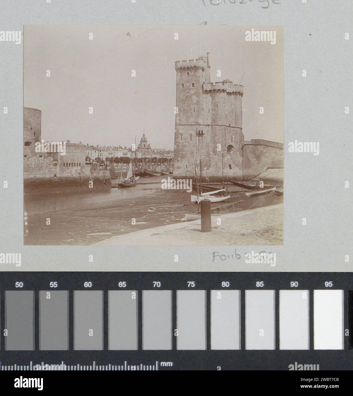 Havengang van La Rochelle stellt Links der Kette in Saint-Nicolas Tour Rechts, ca. 1905 - C. 1910 Foto Teil des Fotoalbums eines französischen Amateurfotografen mit Sehenswürdigkeiten in Frankreich, der Schweiz und Italien. La Rochelle Papier. Fotografischer Hafen (+ Ansicht  Fahrzeug, Schiff usw.). Türme  befestigte Stadt La Rochelle Stockfoto