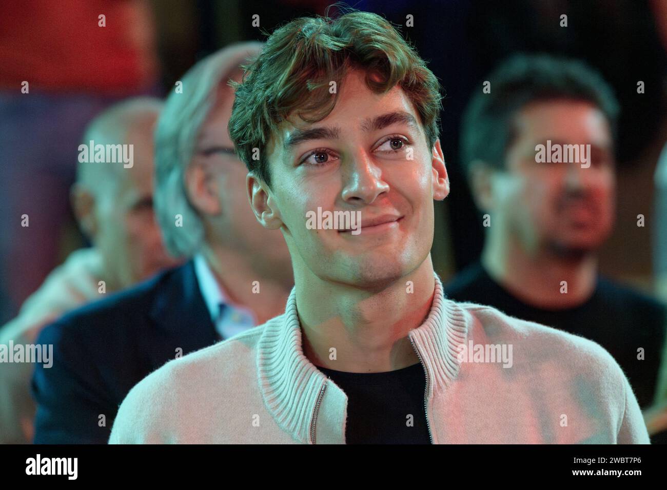 Mercedes F1-Pilot George Russel nimmt am 9. Januar 2023 am Euroleague-Spiel zwischen AS Monaco und der spanischen Mannschaft Baskonia Vitoria-Gasteiz in Monaco Teil. Foto: Laurent Coust/ABACAPRESS.COM Stockfoto