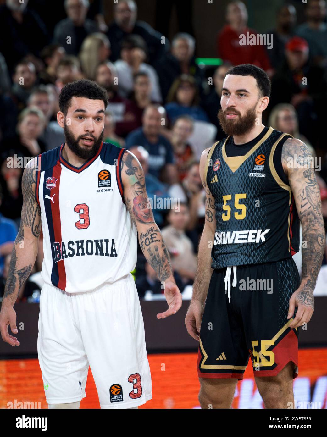 Der Monaco-Spieler #55 Mike James und der Baskonia-Spieler #3 Chris ...