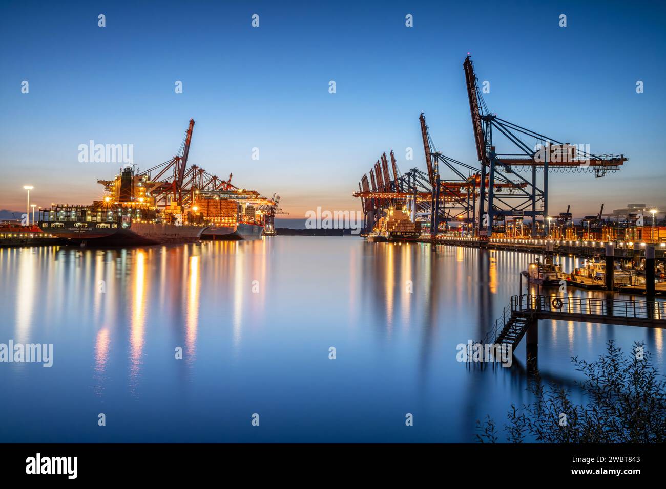 HAMBURG, DEUTSCHLAND - 22. AUGUST 2023: Hamburger Hafen im Abendlicht am 22. August 2023 in Deutschland Stockfoto