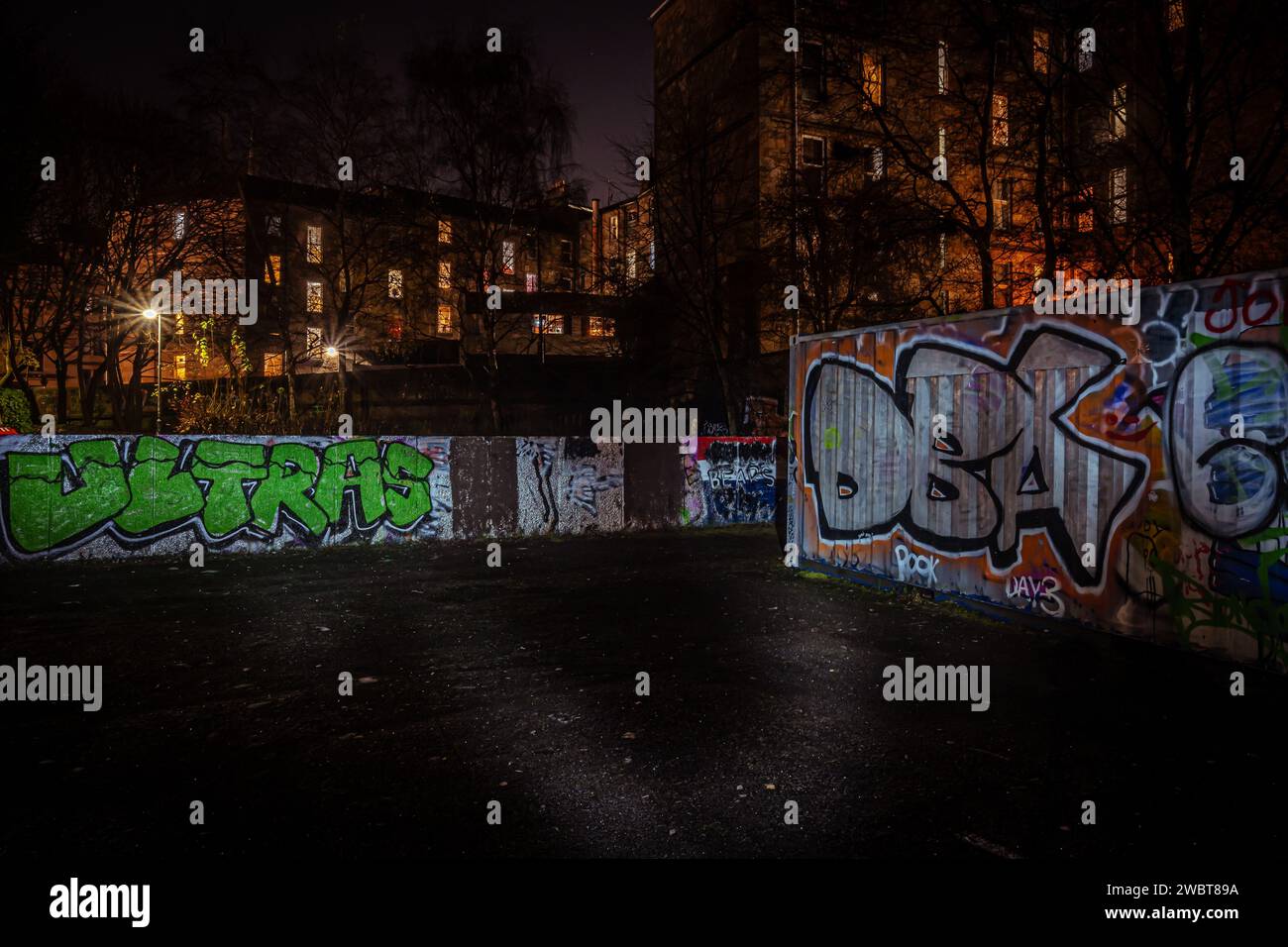 Stadtnächte erzählen Geschichten in Sprühfarbe und Schatten Stockfoto