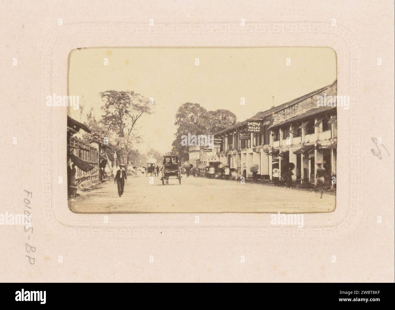 Straßenbild der North Bridge Road in Singapur, G.R. Lambert & Co., 1867 - 1880 Foto. Visitenkarte dieses Foto ist Teil eines Albums. Fotounterstützung in Singapur. Karton Albumendruck Straße (+ Stadt(-Landschaft) mit Figuren, Personal) Singapur Stockfoto
