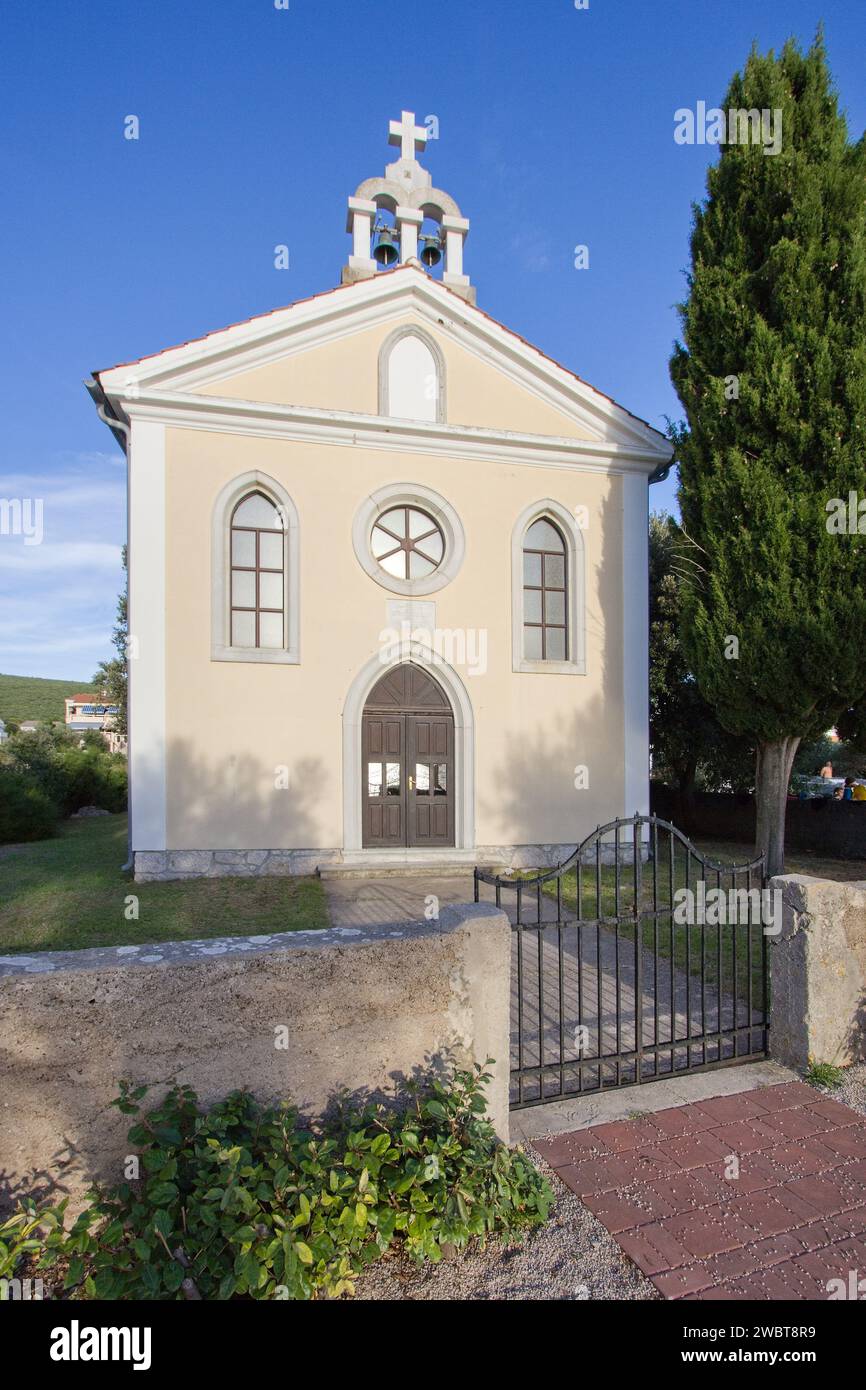 Kirche Sveti Nikola am Strand in Punat, Kroatien Stockfoto