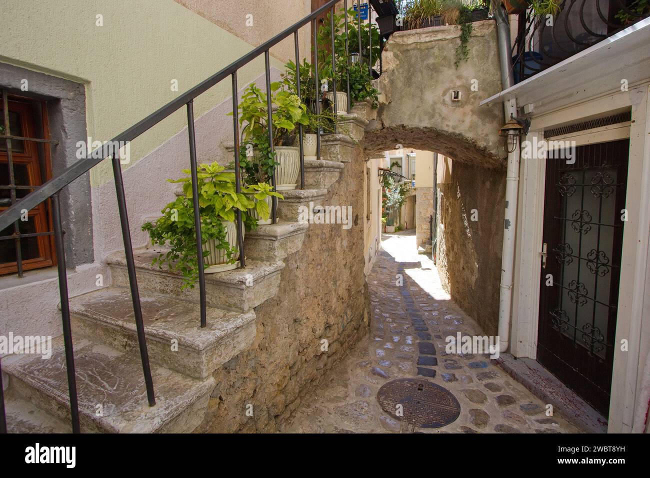 Verlassene kleine Straße im historischen Zentrum der Stadt Krk, Insel Krk, Kroatien. Kleine adriatische Straße mit historischen Treppen. Stockfoto
