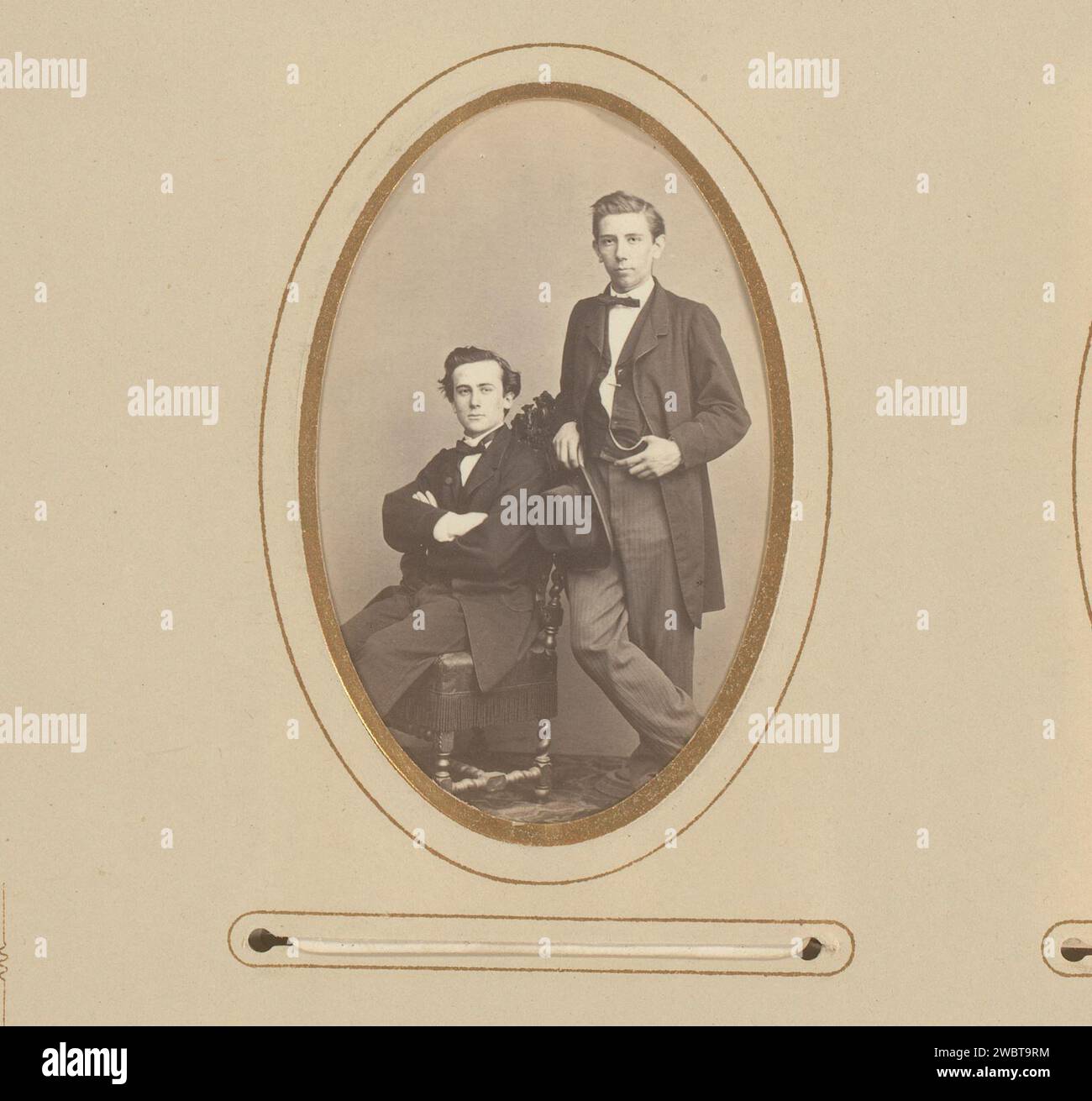 Porträt zweier junger Männer, F. Springmeier, 1850 - 1900 Fotografie. Visitenkarte dieses Foto ist Teil eines Albums. Elberfeld-Karton. Fotografischer Trägeralbumendruck historischer Personen. Jugendliche, junger Mann, Jugendliche (+ zwei Personen) Stockfoto