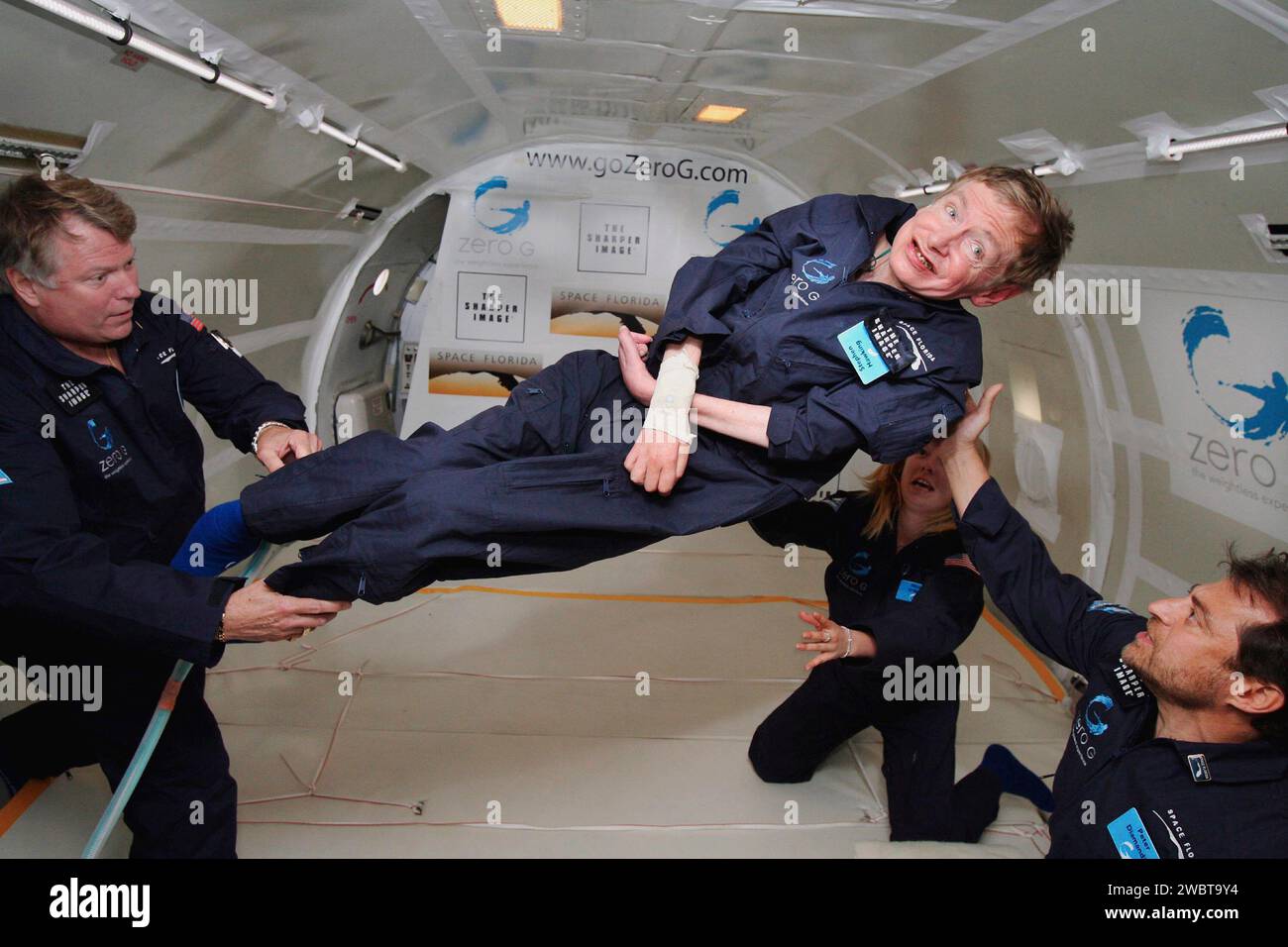 FLORIDA, USA - 26. April 2007 - der bekannte Physiker Stephen Hawking (Mitte) genießt während eines Fluges an Bord eines modifizierten Boeing 727 Flugzeugs die Schwerelosigkeit Stockfoto