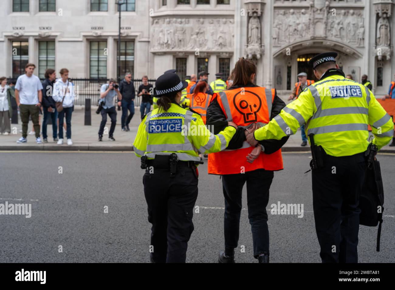 London, Vereinigtes Königreich, 19. Juli 2023: Just Stop Oil Aktivist von Met Police nach einem langsamen marsch verhaftet Stockfoto