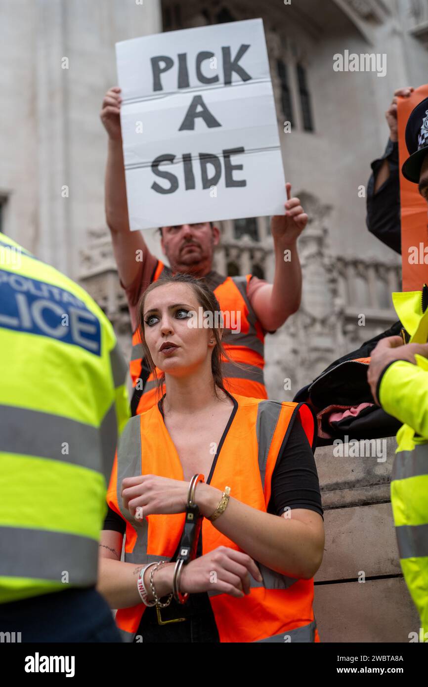 London, Vereinigtes Königreich, 19. Juli 2023: Just Stop Oil Aktivist von Met Police nach einem langsamen marsch verhaftet Stockfoto