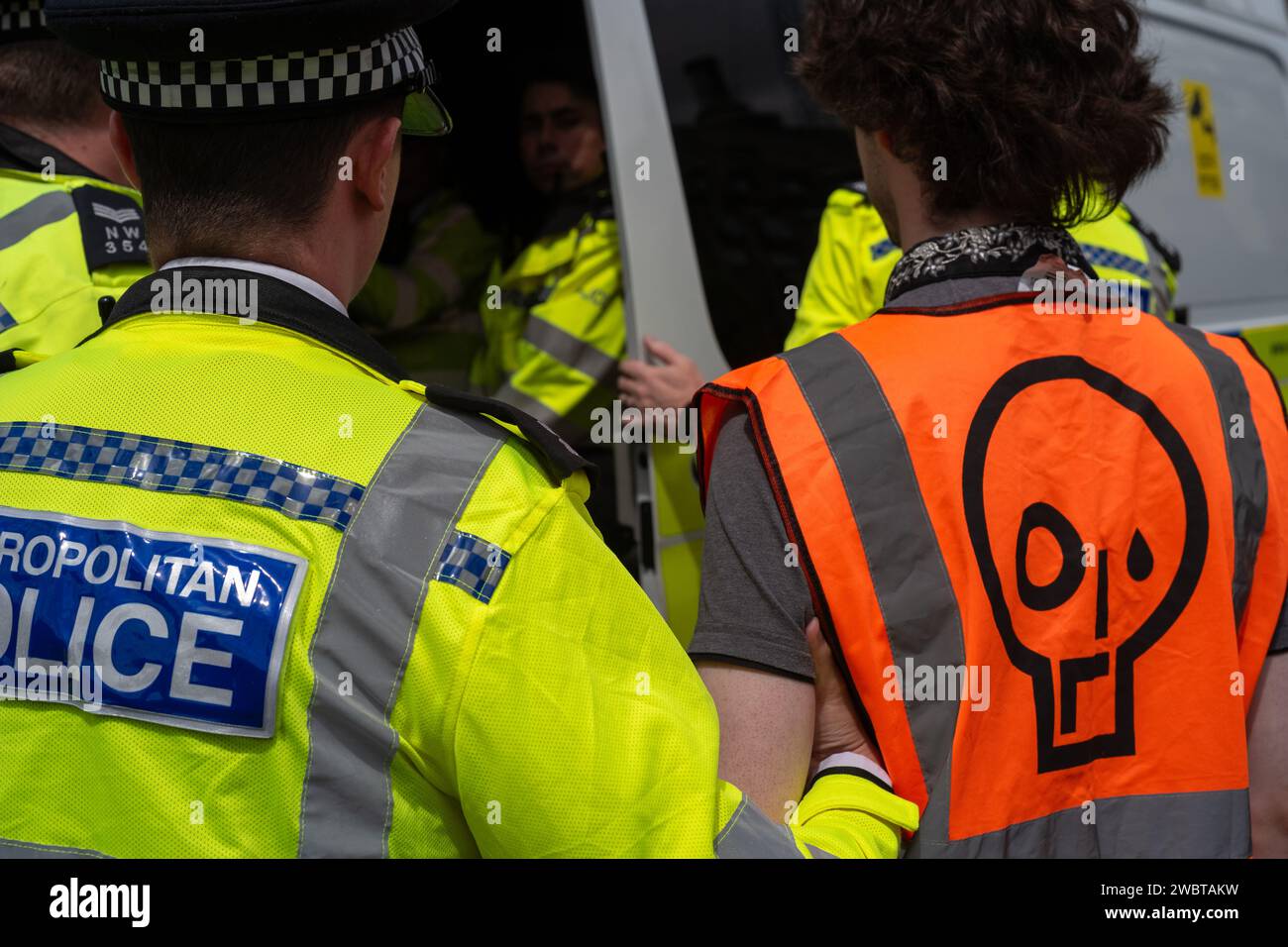 London, Vereinigtes Königreich, 19. Juli 2023: Just Stop Oil Aktivist von Met Police nach einem langsamen marsch verhaftet Stockfoto
