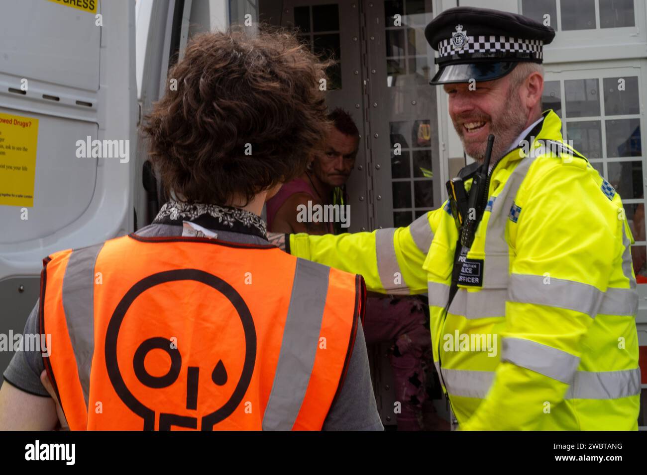 London, Vereinigtes Königreich, 19. Juli 2023: Just Stop Oil Aktivist von Met Police nach einem langsamen marsch verhaftet Stockfoto