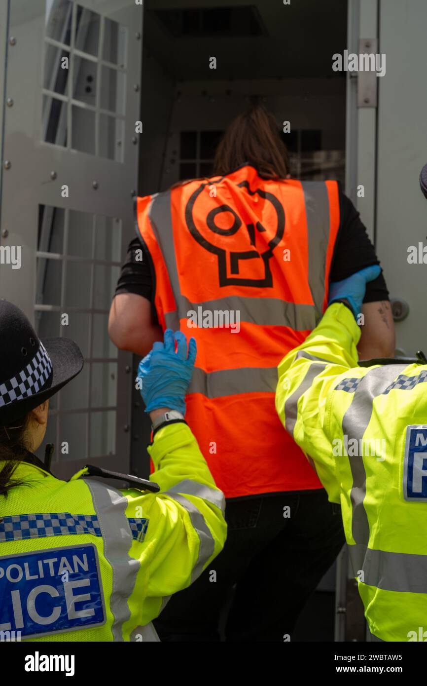 London, Vereinigtes Königreich, 19. Juli 2023: Just Stop Oil Aktivist von Met Police nach einem langsamen marsch verhaftet Stockfoto