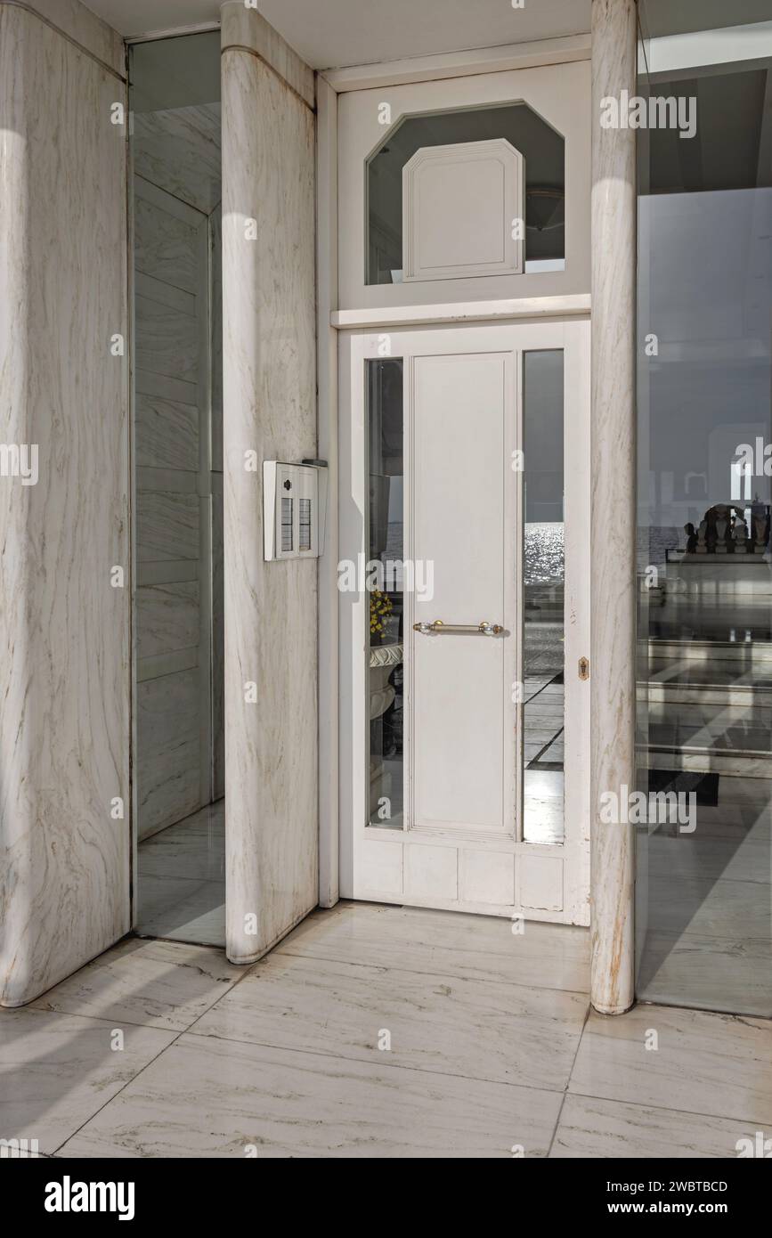 Marmorstein und weißer Eingang zum Luxusgebäude Stockfoto