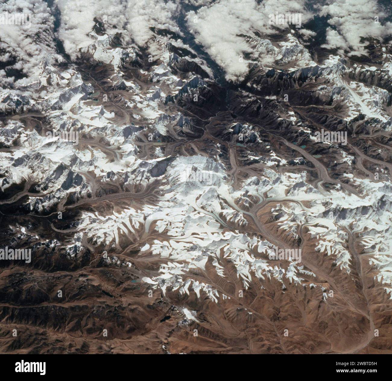 NEPAL / TIBET - 30. September-11. Oktober 1994 - dieser südlichere, sommerliche Blick auf den Mount Everest (Mitte) - mit starkem Gefühl für drei Dimensionen aufgrund von Rot Stockfoto