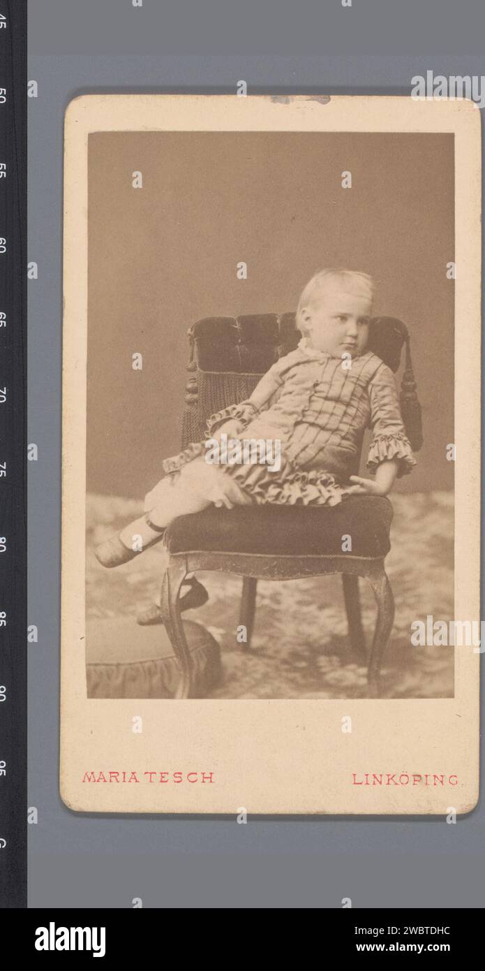 Porträt eines unbekannten Mädchens, auf einem Stuhl sitzend, Maria Tesch, 1873 - 1917 Foto. Besuchen Sie die Karte Linköping Papier. Mädchen mit Pappalbumendruck (Kind zwischen Kleinkind und Jugend). Stuhl. Anonyme historische Person porträtiert Stockfoto