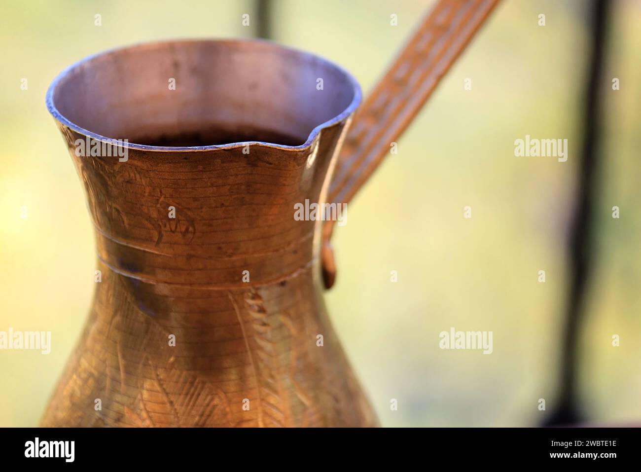 Nahaufnahme eines libanesischen Kaffeekanne in Messing mit türkischen Kaffee. Stockfoto