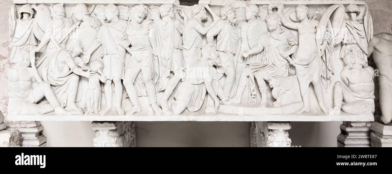 Sarkophag aus dem 2. Jahrhundert n. Chr. mit der triumphalen Niederlage eines barbarischen Führers durch einen römischen General (rechts); Vatikan. Stockfoto
