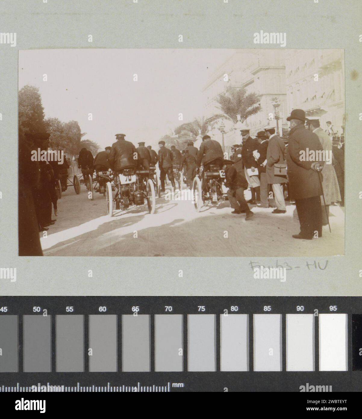 Motorisierte Dreiräder am Start des Rennens Nizza-Magagnosc, 1899 Foto Teil des Fotoalbums eines französischen Amateurfotografen mit Aufnahmen von Reisen in Frankreich, Spanien, Belgien, Luxemburg und den Niederlanden, die ersten Autos und Autorennen. Schönes Papier. Fotografische Trägerkrafträder und andere zweirädrige Kraftfahrzeuge. Motorwagenrennen in Nizza Stockfoto